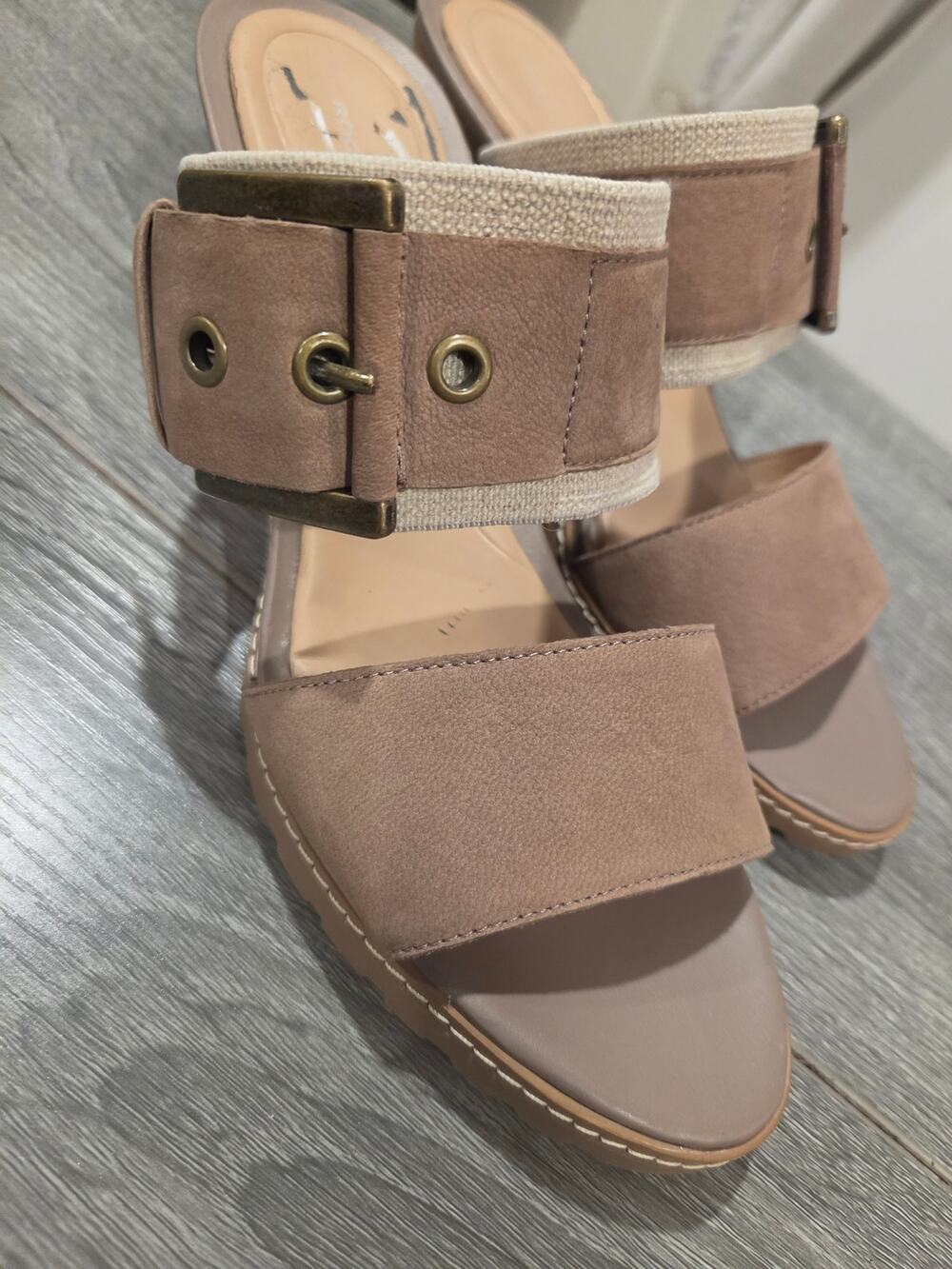 Rockport Buckle sandal wedge
Please read description.